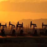 La estrategia de Arabia Saudita se caracteriza por monitorear simultáneamente las dinámicas del mercado y las políticas de Washington, integrando tanto consideraciones económicas como objetivos políticos.