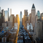 En 2023, Nueva York implementó restricciones a Airbnb para preservar su mercado de vivienda; dos años después, el sector hotelero es el único beneficiario.