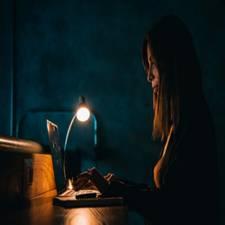 Si la cuestión es cómo realizar las labores sin extender la jornada, la solución es clara: identificar y eludir las distracciones que consumen tiempo.