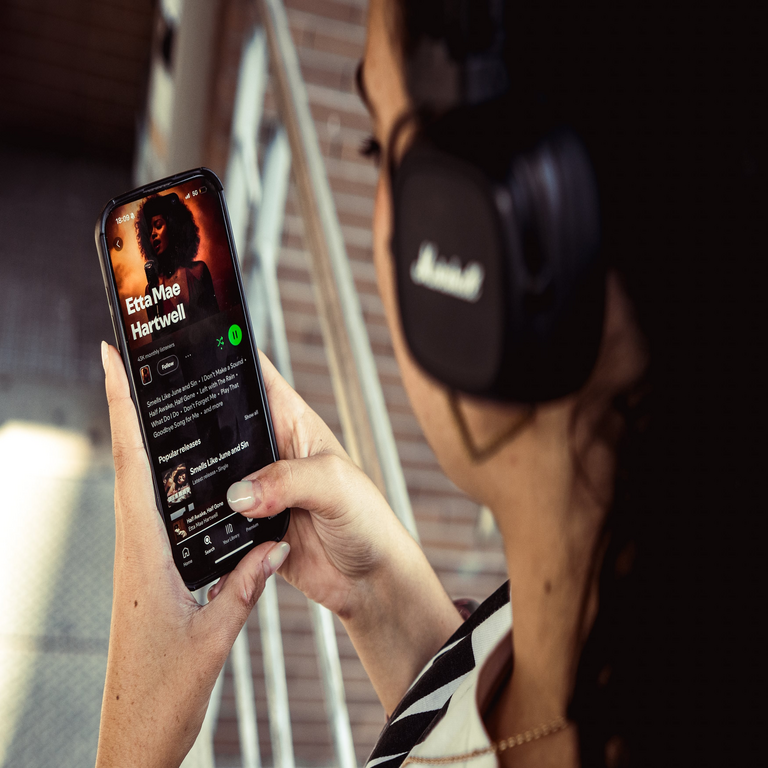 La SGAE advierte que la inteligencia artificial podría disminuir hasta un 28% los ingresos por derechos de autor del sector musical en España.