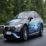 El Mercedes EQS alcanza una autonomía de 1.200 kilómetros con una sola carga mediante su batería de estado sólido, marcando el declive de los vehículos de gasolina.