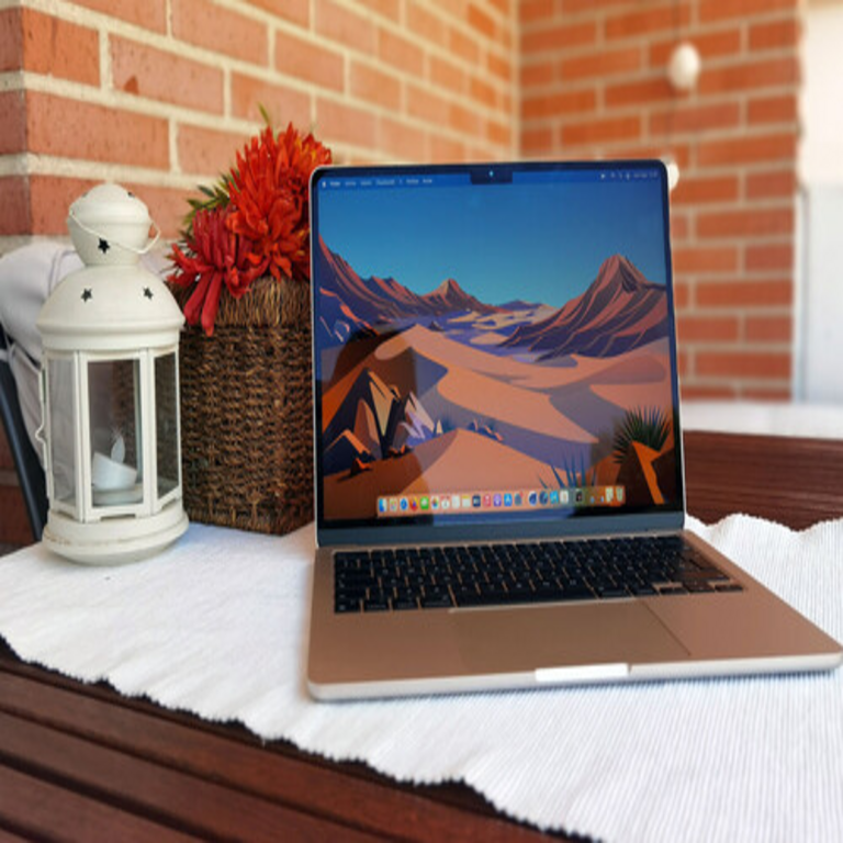 MediaMarkt ofrece en oferta el Mac ideal para entornos laborales: elevado rendimiento, autonomía que alcanza fácilmente las 11 horas y un precio notablemente competitivo.