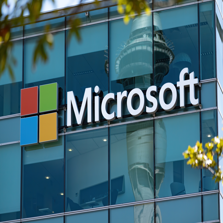 Microsoft en la mira: Senador exige investigación de la FTC por modelo de negocio que vendería servicios de extinción a incendiarios.