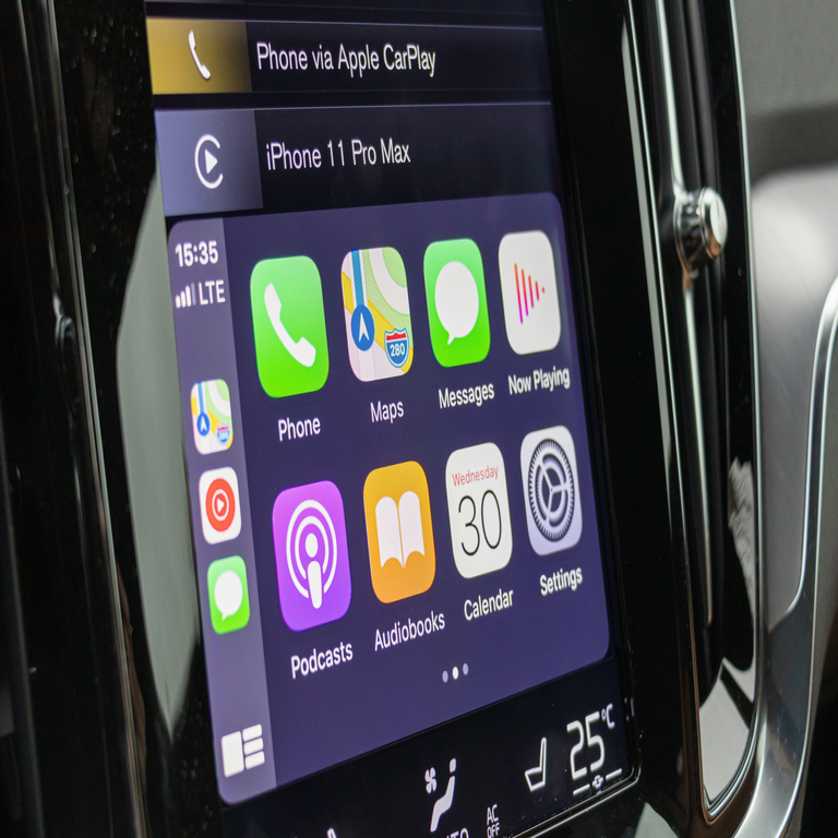 Explotación de una vulnerabilidad de ejecución remota de código (RCE) en Apple CarPlay.
