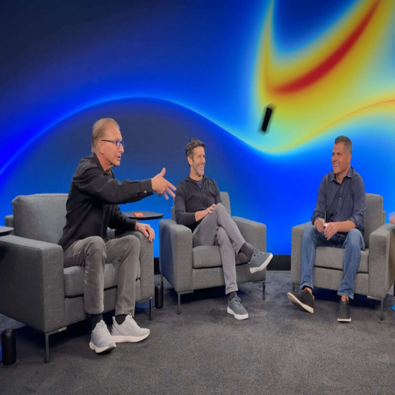 Dos ejecutivos de alto rango de Apple demuestran la resistencia de un iPhone lanzándolo a periodistas, quienes a su vez intentan devolvérselo doblando el dispositivo por la mitad.