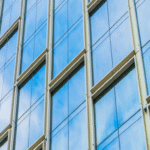 Adiós a los paneles solares convencionales: el desarrollo tecnológico que permite a las ventanas de los edificios generar energía.