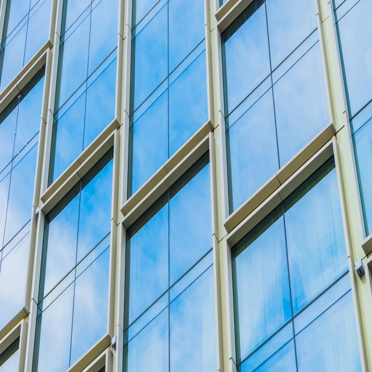 Adiós a los paneles solares convencionales: el desarrollo tecnológico que permite a las ventanas de los edificios generar energía.