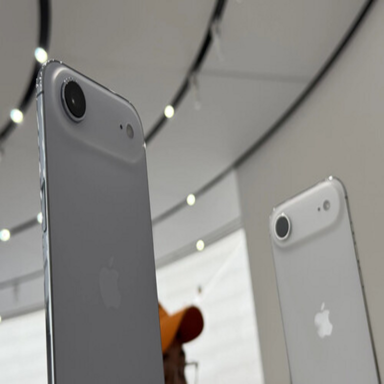 Cinco accesorios funcionales para los nuevos iPhone: fundas con y sin soporte integrado, kit de mantenimiento y otros componentes esenciales.