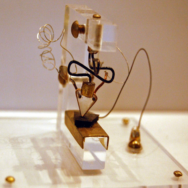 Definición y principios de funcionamiento del transistor.