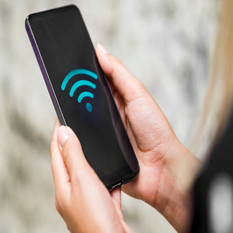 Los peligros asociados al uso de redes WiFi públicas y las medidas para una conexión segura.