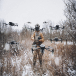 En el conflicto bélico de Ucrania, los generales han trascendido su condición humana: drones emiten órdenes a otros drones previo a la ejecución de un ataque.