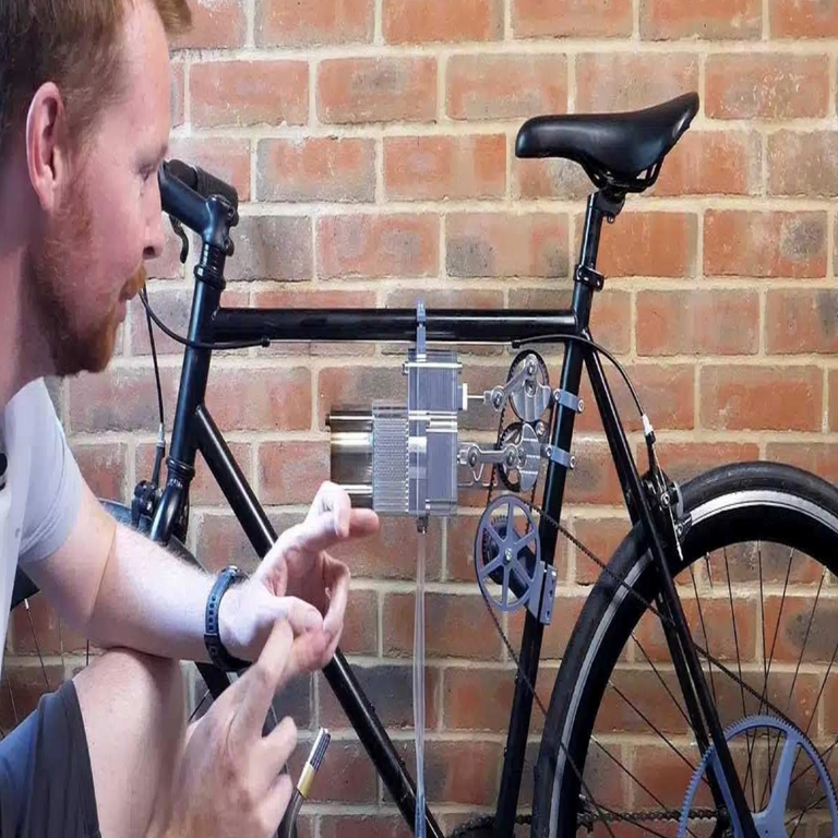 Un ingeniero desarrolla un prototipo de bicicleta impulsada por un motor de vapor de dos siglos de antigüedad, prescindiendo de combustibles fósiles y energía eléctrica.