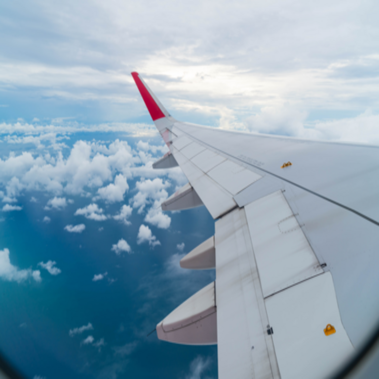 Las aerolíneas han invertido millones en sistemas de entretenimiento, y los pasajeros los utilizan principalmente para observar un icono que representa el avión desplazándose lentamente.