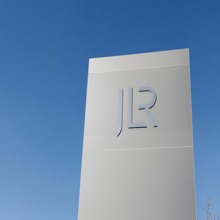 Jaguar Land Rover interrumpe su producción hasta el 24 de septiembre debido a un incidente de ciberseguridad.