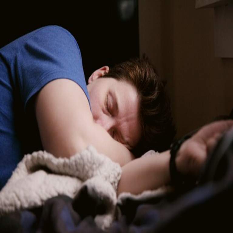 Acostarse a altas horas de la noche constituye una práctica perjudicial para la salud: la ciencia del sueño ha establecido con evidencia el horario óptimo para iniciar el descanso nocturno.