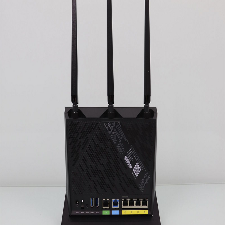 Reubicar el router frente a adquirir un repetidor: evaluación de opciones para optimizar la conectividad de red.