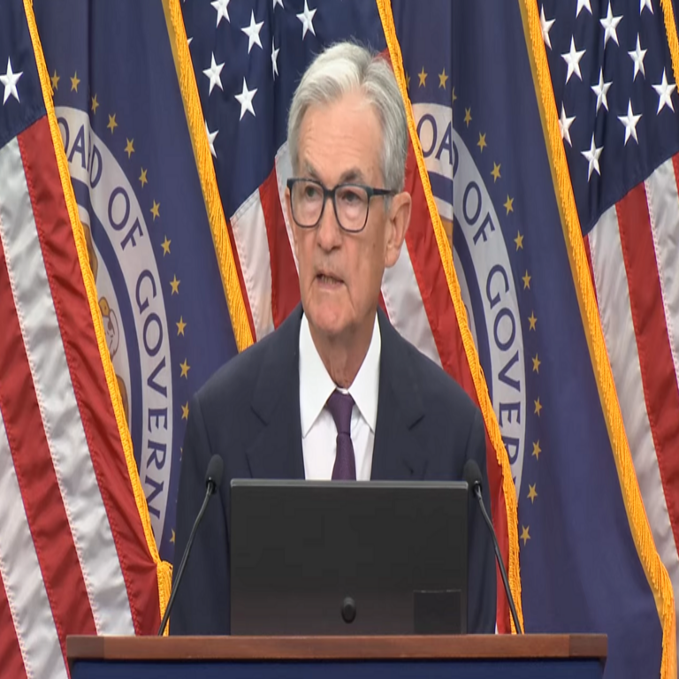 Powell afirma que la reducción de tasas es un movimiento hacia una política monetaria más neutral.