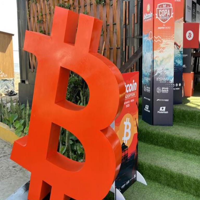 5 Representaciones visuales del impacto de Bitcoin en el espacio público de Huanchaco, Perú.