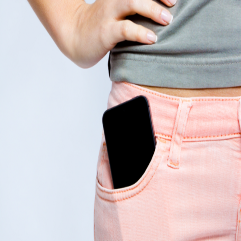 Los bolsillos en la ropa femenina son tan poco funcionales que se han convertido en un fenómeno de internet; lo más crítico es que su diseño inadecuado es un problema histórico que persiste desde hace siglos.