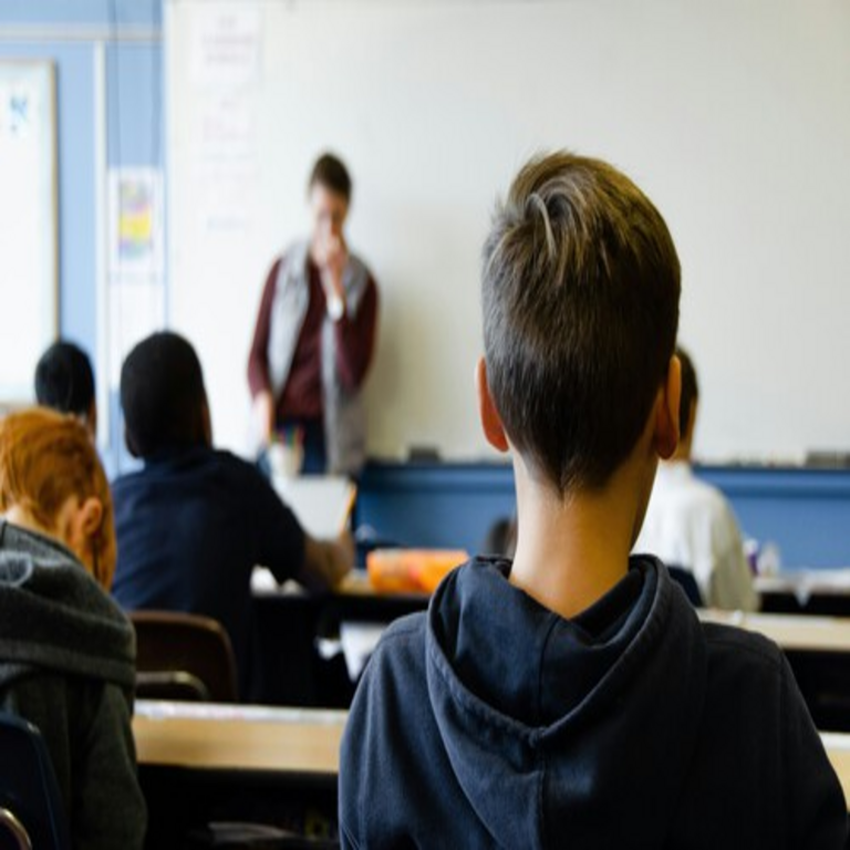 Uno de los principales desafíos del sistema educativo en España es, simultáneamente, el más desatendido: la excesiva carga laboral del profesorado.