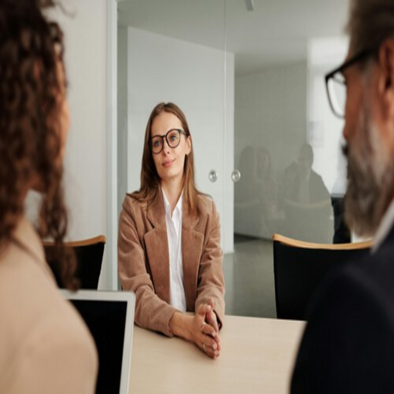 Los candidatos ya no hacen trampa en las entrevistas de trabajo: la IA lo hace por ellos, y las empresas están implementando contramedidas.