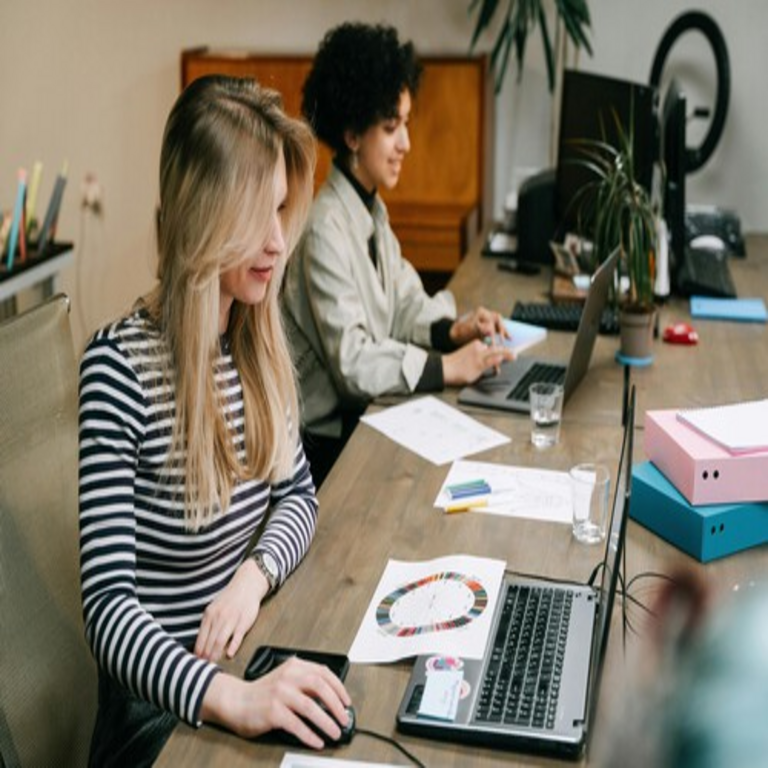 La Generación Z está rotando de empleo a un ritmo sin precedentes, impulsada por motivaciones que trascienden considerablemente el factor salarial.