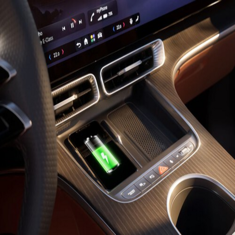 El director de software de Mercedes-Benz afirma que los controles físicos tradicionales superan en funcionalidad a las pantallas integradas en sus vehículos actuales.