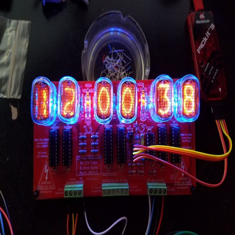 Reloj con indicadores de descarga gaseosa.
