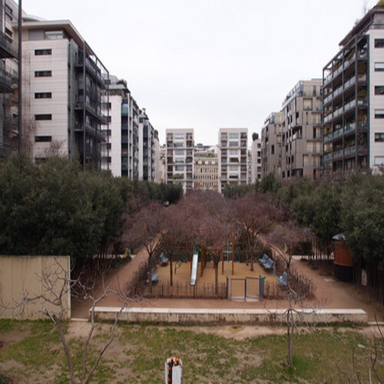 La estrategia urbanística de París para abordar el déficit habitacional: reconversión de inmuebles de oficinas y estacionamientos en viviendas.