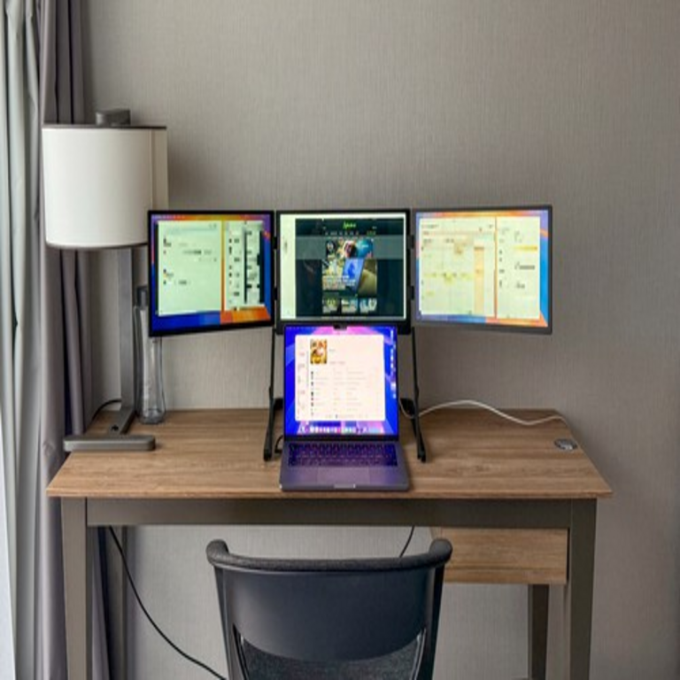 Experiencia práctica con el Aura Triple Aero 15,6″ Pro Max: configuración de tres pantallas externas en modo portátil.