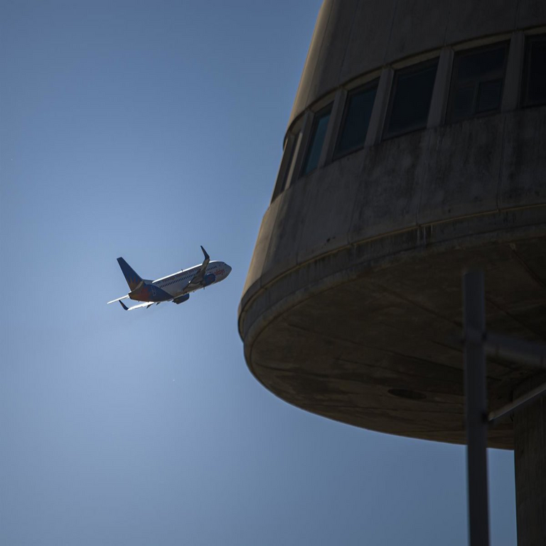 La operativa del Aeropuerto de Barcelona se ha visto afectada debido a condiciones meteorológicas adversas y a un ciberataque de alcance europeo.