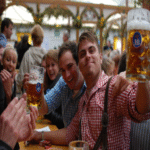 La Oktoberfest tiene una duración de 225 horas, pero el servicio de cerveza se limita a 222 horas, lo que genera tres horas de espera crítica para Alemania.