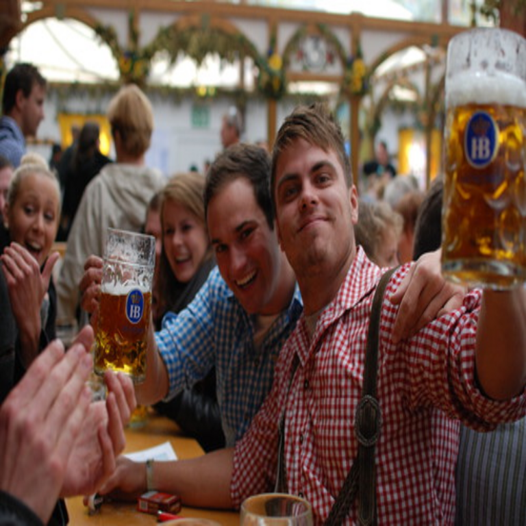 La Oktoberfest tiene una duración de 225 horas, pero el servicio de cerveza se limita a 222 horas, lo que genera tres horas de espera crítica para Alemania.