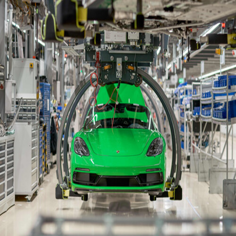 Las marcas se orientan hacia los vehículos deportivos eléctricos, mientras que Porsche y Audi reconsideran los motores de combustión debido a la baja demanda.