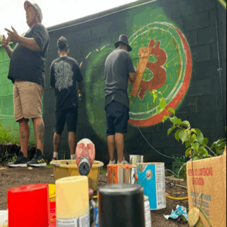 Una comunidad de El Salvador establece un museo de murales de Bitcoin en un espacio público al aire libre.