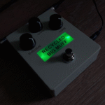 Pedal de guitarra Big Muff fabricado a partir de componentes de desecho.