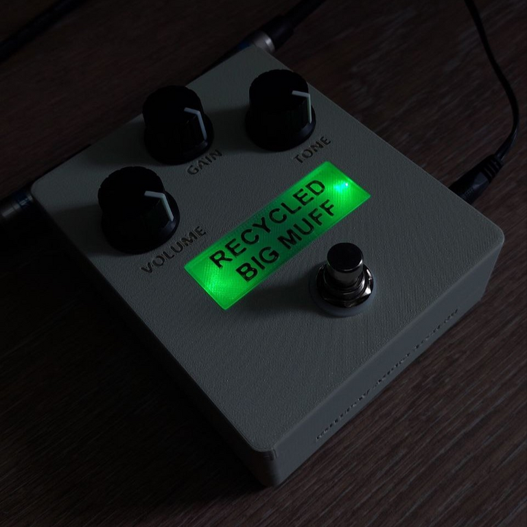 Pedal de guitarra Big Muff fabricado a partir de componentes de desecho.