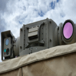 La OTAN adquiere un nuevo sistema láser con capacidad de neutralizar hasta 20 drones por minuto a un costo de aproximadamente 10 céntimos por disparo, marcando un avance significativo en la defensa contra enjambres de UAVs.