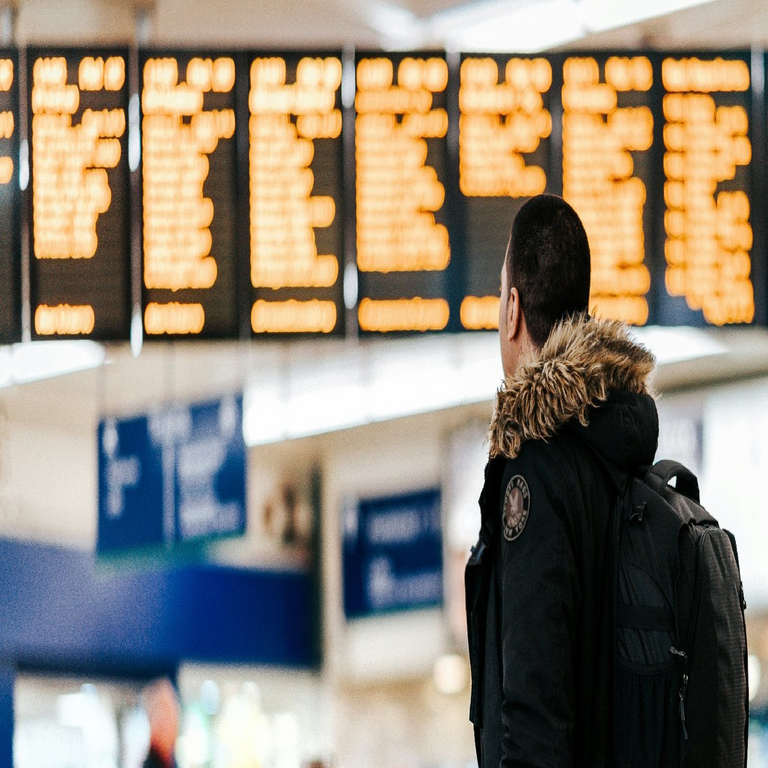 El Reino Unido detiene a un sospechoso por el ataque de ransomware RTX que generó disrupciones en aeropuertos.