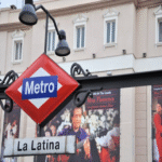 En el actual auge del turismo internacional, Metro de Madrid ha desarrollado una estrategia para monetizar su marca mediante una línea de merchandising de alta gama.