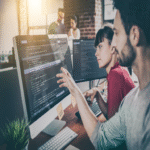 Los asistentes de codificación con inteligencia artificial amplifican riesgos de ciberseguridad más profundos.