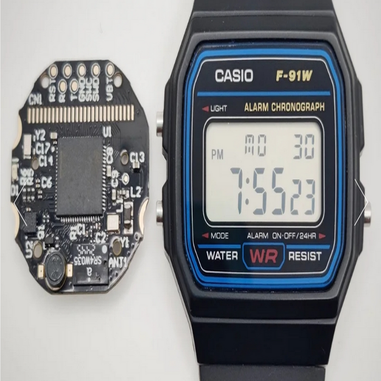 Ahora es posible incorporar de forma autónoma en el reloj Casio más icónico funciones como un podómetro, termómetro, monitor de frecuencia cardíaca, conectividad Bluetooth y videojuegos.