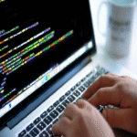 La inteligencia artificial está transformando el desarrollo de software: Python experimenta un auge mientras JavaScript registra un declive sin precedentes.