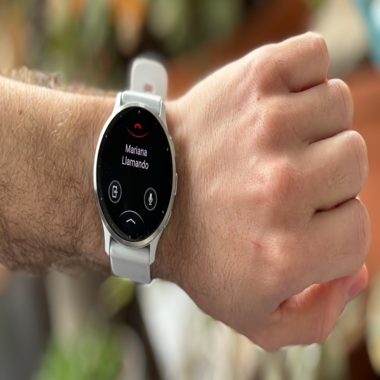 Selección de relojes inteligentes con funcionalidad de micrófono para gestión de llamadas.