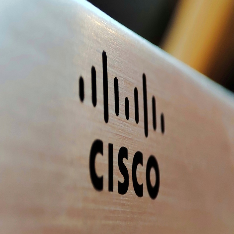Explotación de vulnerabilidades zero-day en firewalls de Cisco en ataques ArcaneDoor vinculados a China.