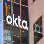 Okta presenta la plataforma de seguridad de identidad Identity Security Fabric para proteger agentes de inteligencia artificial.