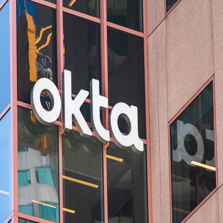 Okta presenta la plataforma de seguridad de identidad Identity Security Fabric para proteger agentes de inteligencia artificial.