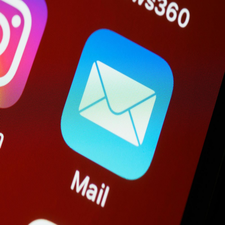 Razones por las cuales el proceso de baja en correos no deseados puede resultar inefectivo para detener la recepción de mensajes.