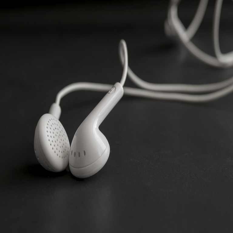 YouTube Music implementa locutores de inteligencia artificial que generan comentarios sobre las canciones.