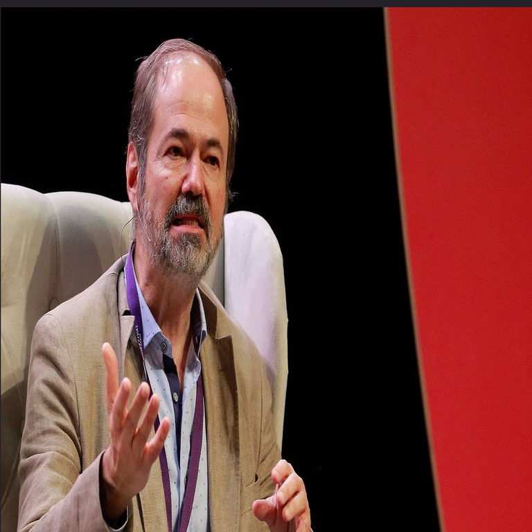Juan Villoro respecto a la inteligencia artificial: Desde un punto de vista técnico, la mayoría de las personas ya resultan reemplazables.